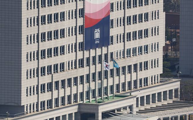 4일 헌법재판소의 윤석열 대통령에 대한 헌법재판소의 파면 선고가 내려지기 전 용산 대통령실에 봉황기가 게양돼 있다. 파면 선고 이후 대통령실 관계자들 봉황기를 내리고 있다. / 2025.04.04 사진공동취재단