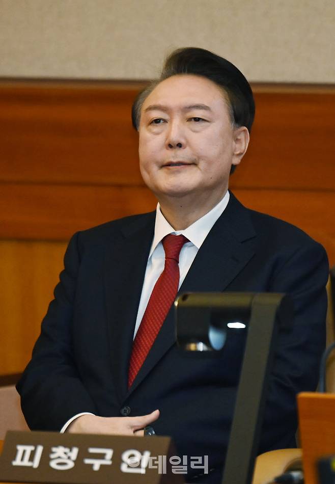 윤석열 대통령이 지난 2월 6일 오전 서울 종로구 헌법재판소 대심판정에서 열린 탄핵심판 6차 변론기일에 출석해 생각에 잠겨 있다. (사진=공동취재단)