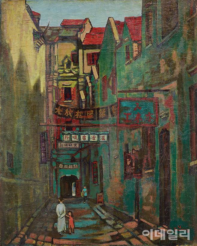 임군홍의 ‘중국인상’(1940s). 작가가 월북한 뒤 유족이 지켜온 유화작품 130여 점 중 한 점이다. 중국 한커우에 머무를 당시 이국적인 거리 풍경을 담아냈다. 차남 임덕진은 작품을 이렇게 해석했다. “긴 그림자를 드리운 건물 사이의 좁은 골목을 엄마와 아이가 걸어가고 있다. 아이는 집에 가기 아쉬운 듯 뒤를 돌아본다. 하루 종일 같은 자리에서 그림을 그리던 아버지를 보고 있는지도 모르겠다.” 캔버스에 유화물감, 91×73㎝. 국립현대미술관 소장.