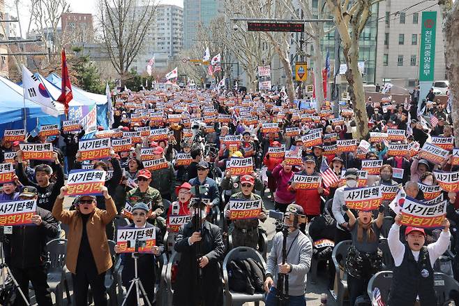 윤석열 대통령 탄핵심판 선고를 하루 앞둔 3일 서울 안국역 인근에서 탄핵 반대 집회가 열리고 있다.(사진=연합뉴스)