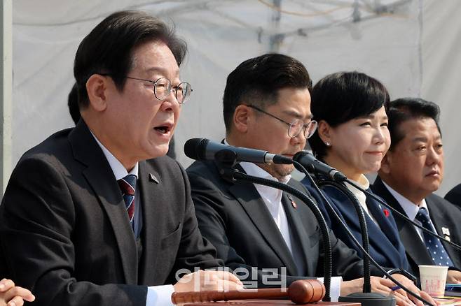이재명 더불어민주당 대표가 2일 서울 종로구 광화문 앞 민주당 천막당사에서 열린 ‘더불어민주당 최고위원회의’에서 발언을 하고 있다. (사진=방인권 기자)