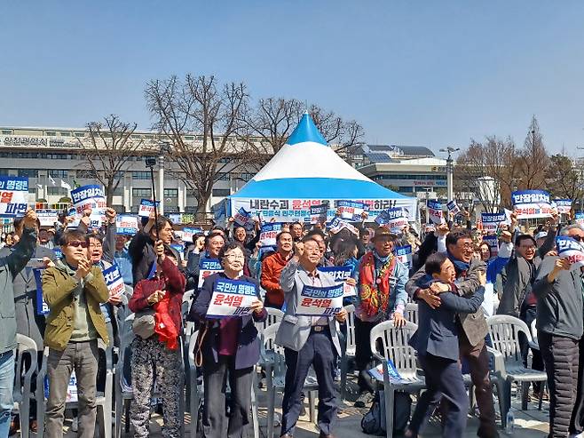4일 오전 11시22분 헌법재판소가 윤석열 대통령에 대한 파면 선고를 하자 인천시청 앞 광장에서 재판을 생중계로 시청하던 민주당 당원과 시민이 일제히 일어나 환호하고 있다. (사진 = 이종일 기자)