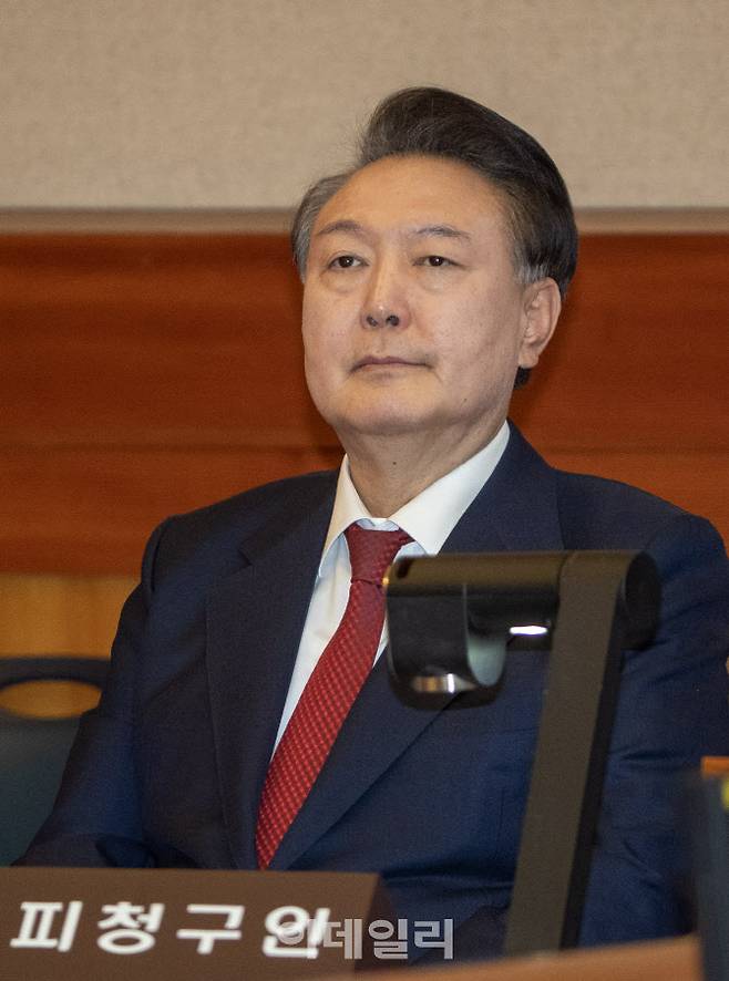 윤석열 전 대통령이 지난 2월 20일 오후 서울 종로구 헌법재판소 대심판정에서 열린 탄핵심판 10차 변론에 출석해 생각에 잠겨 있다. (사진=공동취재단)