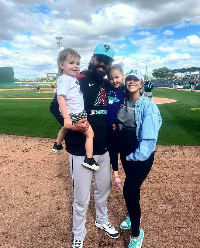 (지난 2월 애리조나 스프링캠프에서 촬영한 켈리와 그의 가족 사진.&nbsp; 최근 딸 아이가 태어나 이제 다섯 식구가 됐다)