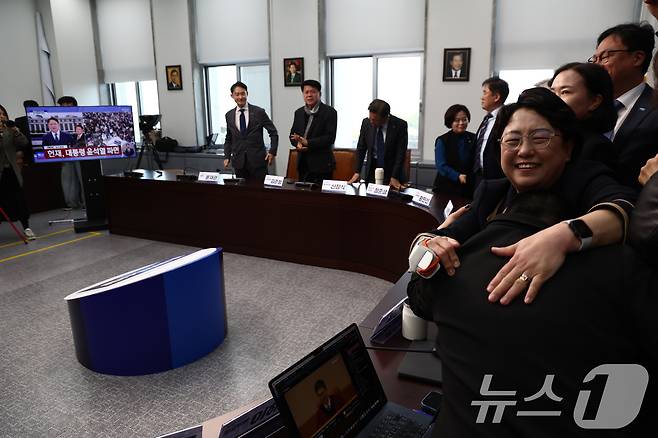 조국혁신당 김선민 대표 권한대행을 비롯한 의원들이 4일 오전 서울 여의도 국회에서 윤석열 대통령에 대한 탄핵 심판 선고에서 파면이 결정되자 환호하고 있다. 2025.4.4/뉴스1 ⓒ News1 김민지 기자