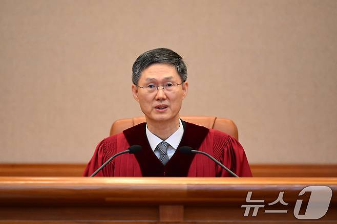 문형배 헌법재판소장이 4일 서울 종로구 헌법재판소 대심판정에서 윤석열 대통령 탄핵심판 선고 기일에서 발언하고 있다. 2025.4.4/뉴스1 ⓒ News1 사진공동취재단