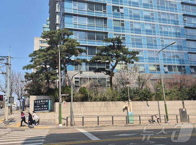 윤석열 대통령이 파면 선고를 받은 4일 서울 서초구 아크로비스타 앞. 아크로비스타는 윤 대통령의 사저다. ⓒ 뉴스1 남해인 기자