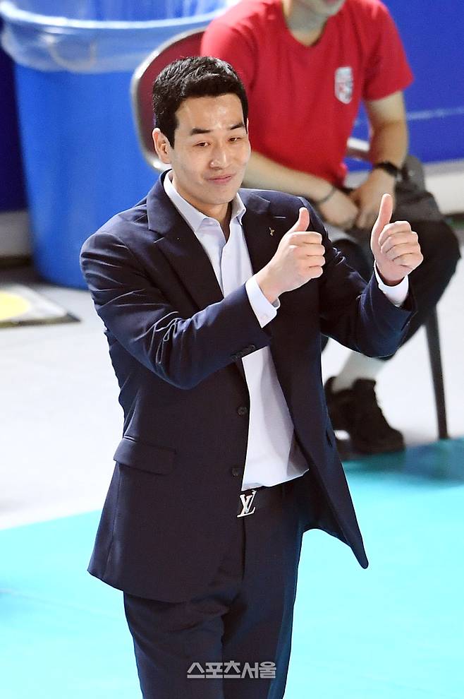 정관장 고희진 감독이 4일 대전 충무체육관에서 열린 2024-2025 V리그 여자부 흥국생명과의 챔피언결정전 3차전에서 선수들의 득점에 엄지를 치켜세우고 있다. 2025. 4. 4.  대전 | 박진업 기자 upandup@sportsseoul.com