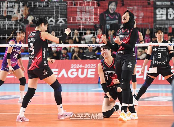 정관장 선수들이 4일 대전 충무체육관에서 열린 2024-2025 V리그 여자부 흥국생명과의 챔피언결정전 3차전 5세트 초반 3연속 득점을 한 뒤 기뻐하고 있다. 2025. 4. 4. 대전 | 박진업 기자 upandup@sportsseoul.com