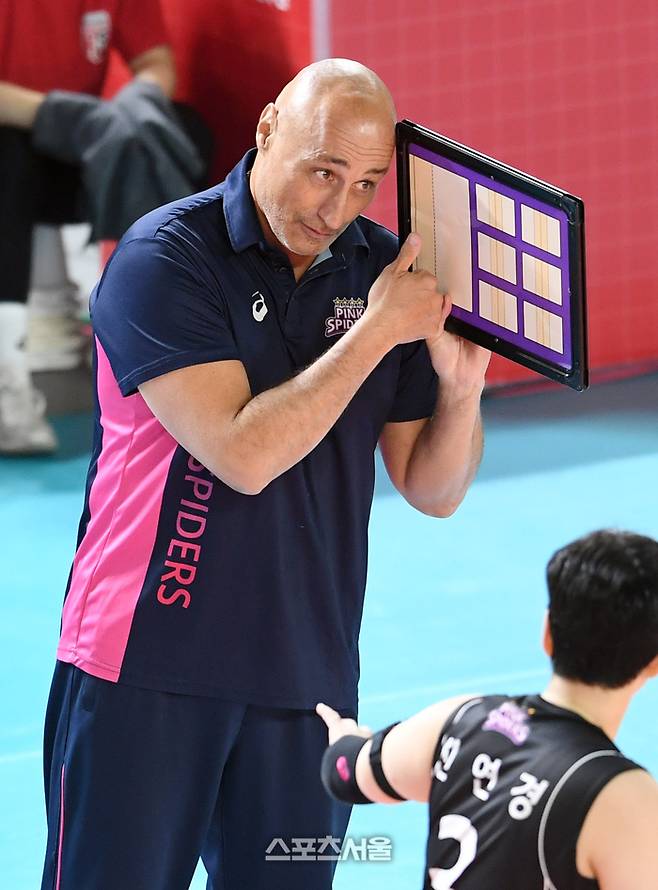 흥국생명 아본단자 감독이 4일 대전 충무체육관에서 열린 2024-2025 V리그 여자부 정관장과의 챔피언결정전 3차전에서 선수에게 작전 지시를 하고 있다. 2025. 4. 4. 대전 | 박진업 기자 upandup@sportsseoul.com