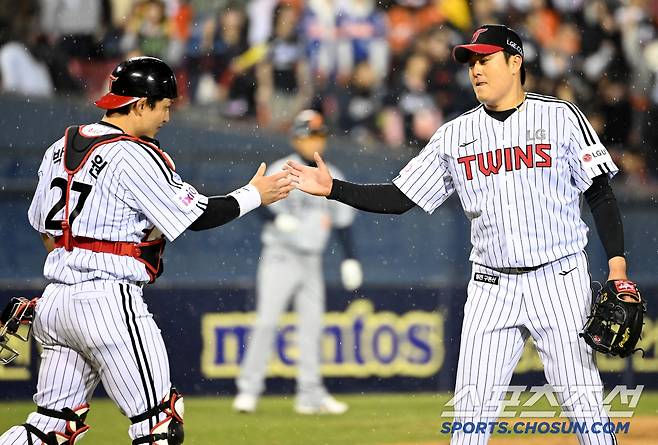27일 잠실야구장에서 열린 한화와 LG의 경기,LG가 2대1로 승리하며 개막 5연승을 달렸다. 경기를 끝낸 김강률 박동원 배터리가 기쁨을 나누고 있다. 잠실=허상욱 기자wook@sportschosun.com/2025.03.27/