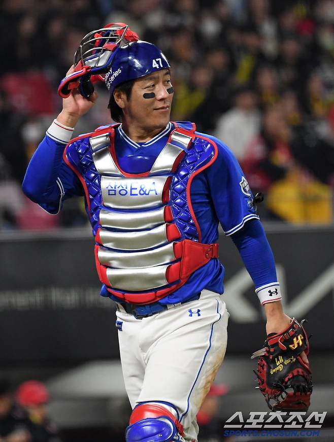 4회 몸에 맞는 볼 이후 교체 없이 9회까지 안방을 지킨 금강불괴 포수 강민호.
