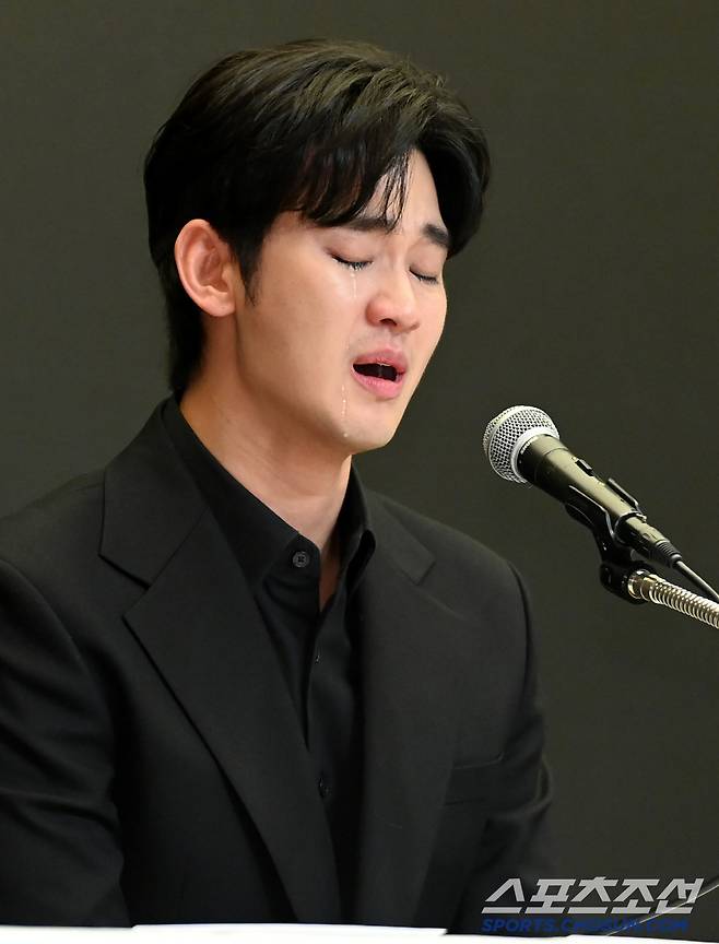 배우 김수현이 31일 서울 상암동 스탠포드호텔에서 기자회견을 갖고 사생활 논란에 대한 입장을 밝혔다. 입장을 밝히는 김수현의 모습. 허상욱 기자wook@sportschosun.com/2025.03.31/