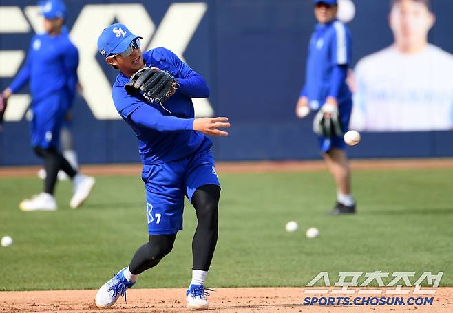 안타성 타구를 잡은 뒤 2루수에게 정확히 송구하는 유격수 이재현.