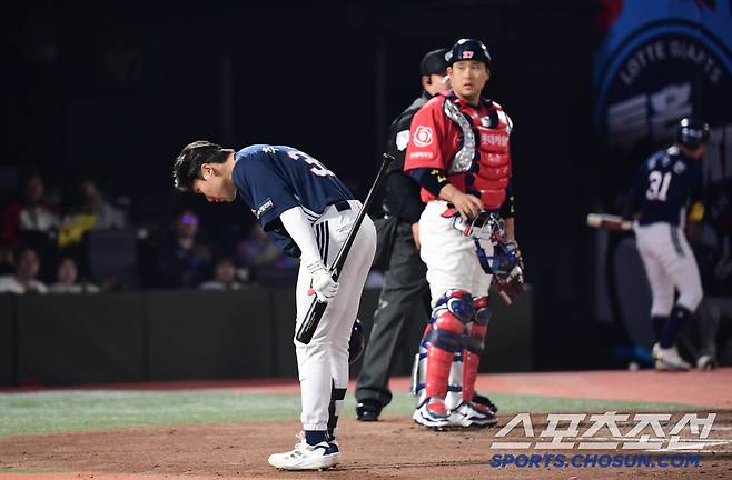 부산팬들에게 인사하고 있는 두산 추재현.