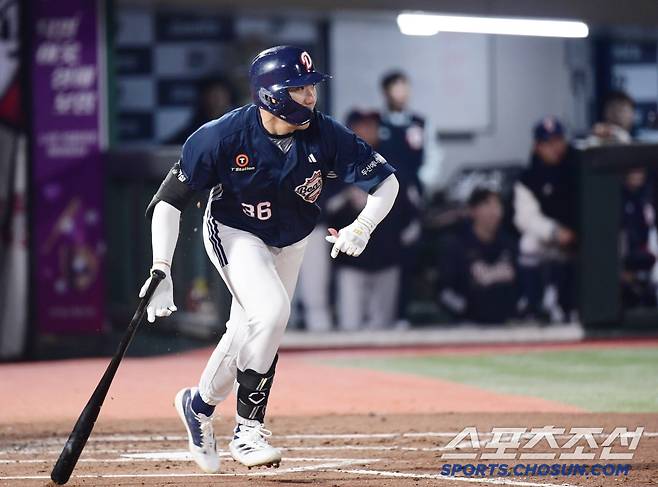 타격하고 있는 두산 추재현.