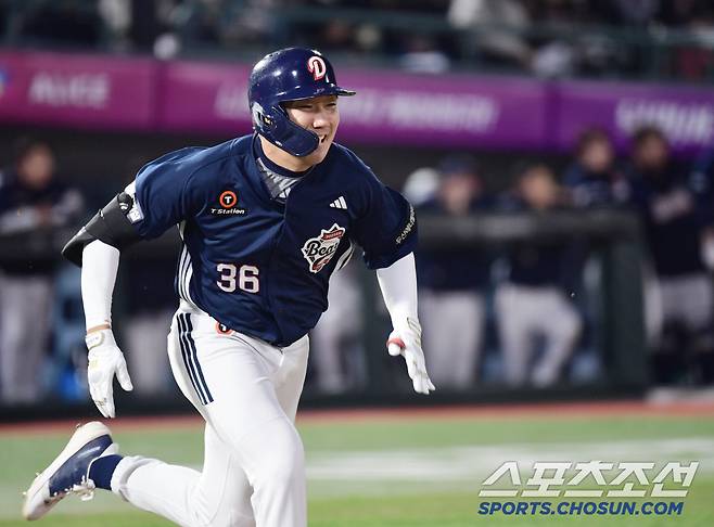 타격하고 있는 두산 추재현.