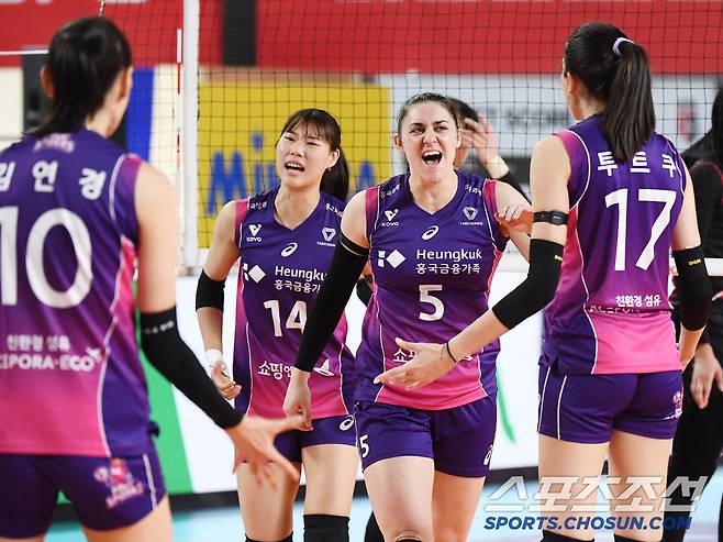 4일 대전 충무체육관에서 열린 여자배구 챔피언결정전 정관장과 흥국생명의 3차전. 블로킹 득점을 올린 정윤주와 피치가 환호하고 있다. 대전=정재근 기자 cjg@sportschosun.com/2025.4.4/