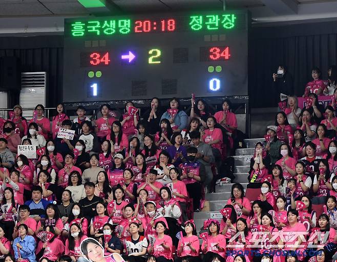 4일 대전 충무체육관에서 열린 여자배구 챔피언결정전 정관장과 흥국생명의 3차전. 2세트 듀스 랠리를 관중이 숨죽인 채 지켜보고 있다. 대전=정재근 기자 cjg@sportschosun.com/2025.4.4/