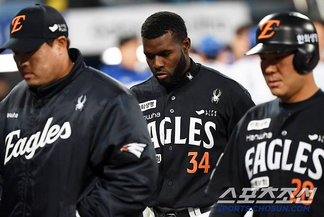 9회까지 1점도 뽑지 못한 채 4연패에 빠진 한화 선수들이 아쉬워하고 있다.