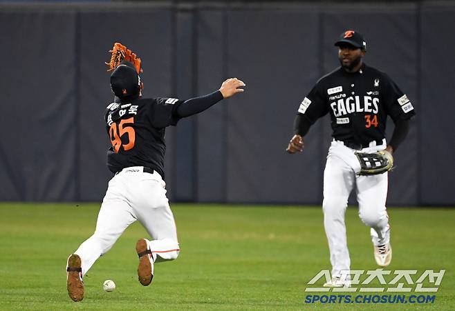 2루수 황영묵은 투지 넘치는 플레이를 펼쳤지만 수비에서도 결과가 아쉬웠다.