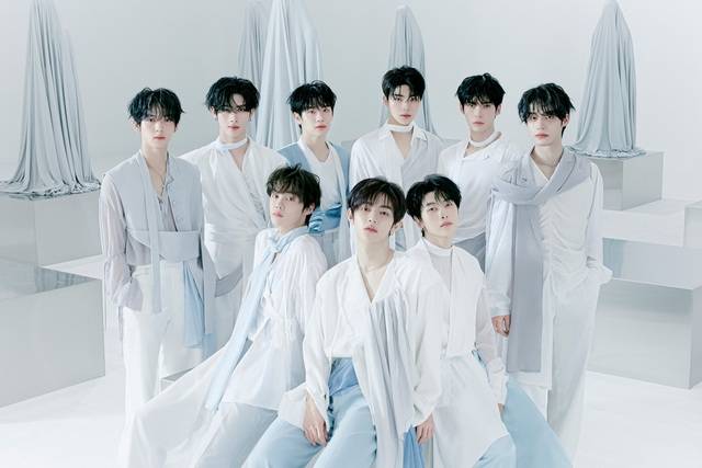 그룹 제로베이스원이 4일(현지시간) 미국에서 다섯 번째 미니 앨범 'BLUE PARADISE'의 피지컬 앨범을 발매한다. /웨이크원