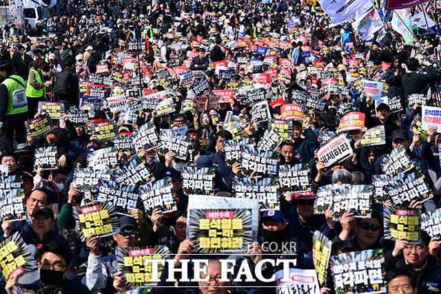 윤석열 대통령에 대한 탄핵심판 선고일인 4일 오전 서울 종로구 헌법재판소 인근 안국역 도로에서 열린 '윤석열 8대0 파면을 위한 시민결의대회' 참가자들이 파면 선고를 촉구하고 있다. /남윤호 기자