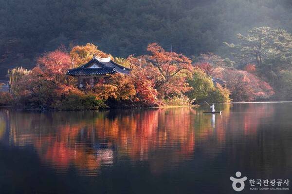 추색의 위양지 (출처=ⓒ한국관광공사 포토코리아-허흥무)