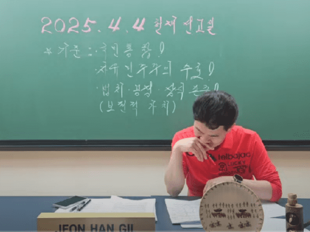 한국사 강사 전한길 씨가 탄핵 인용이 발표되자 아쉬워하고 있다. (사진=전한길뉴스 유튜브 캡처)