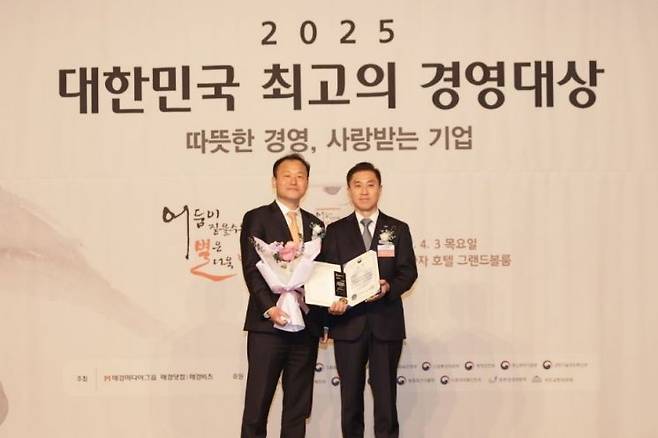 이민식 상상인 대표가 3일 열린 ‘2025 대한민국 최고의 경영대상’에서 유준원 상상인그룹 대표의 ‘사회공헌 경영 부문’ 고용노동부 장관상을 대리 수상하고 기념 사진을 촬영하고 있다. 상상인그룹