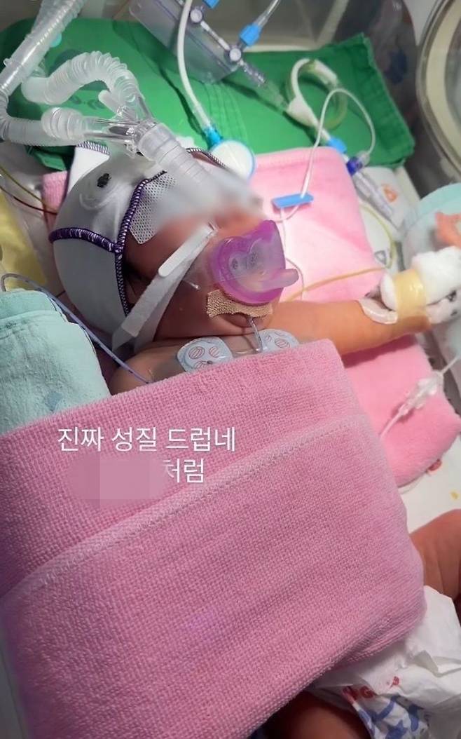 대구가톨릭대병원 신생아실 간호사가 소셜미디어에 올린 사진. /뉴시스