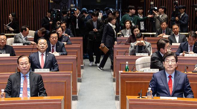 권영세 국민의힘 비상대책위원장(왼쪽)과 권성동 원내대표(오른쪽)가 4일 오후 서울 여의도 국회에서 열린 의원총회에 참석해 있다. /뉴스1