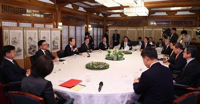 한덕수 대통령 권한대행 국무총리가 3일 서울 총리공관에서 열린 경제안보전략 TF회의를 주재하고 있다. ⓒ뉴시스