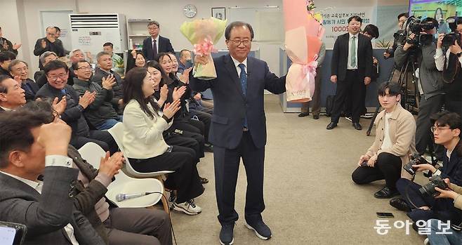 김석준 부산시교육감(가운데)이 2일 오후 부산 부산진구 선거사무소에서 당선을 확정 지은 뒤 꽃다발을 들고 기뻐하고 있다. 김화영 기자 run@donga.com