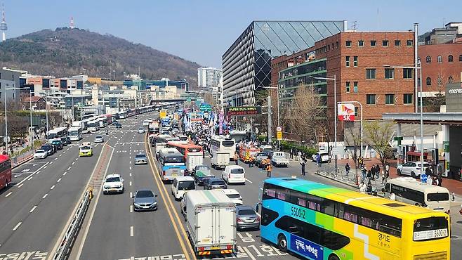 한남동 관저 근처에서 집회를 하고 있는 윤 전 대통령 지지자들. 최재호 기자 cjh1225@donga.com