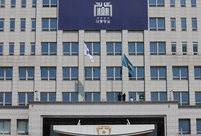 헌법재판소가 윤석열 대통령 파면을 선고한 4일 서울 용산구 대통령실에서 관계자들이 봉황기를 내리고 있다. [대통령실통신사진기자단]