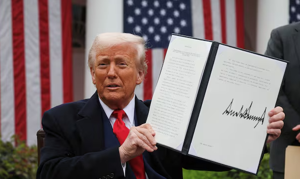 도널드 트럼프 미국 대통령이 2일(현지시각) 워싱턴 D.C. 백악관 로즈가든에서 관세 관련 행정명령을 들어 보이고 있다. 사진=로이터·연합뉴스