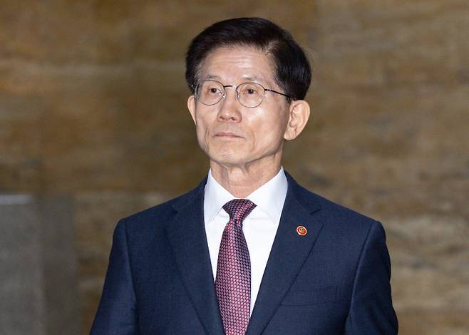 김문수 고용노동부 장관이 3일 오후 서울 여의도 국회 본회의장에서 열린 제423회 국회(임시회) 제4차 본회의에 참석하고 있다. 뉴스1