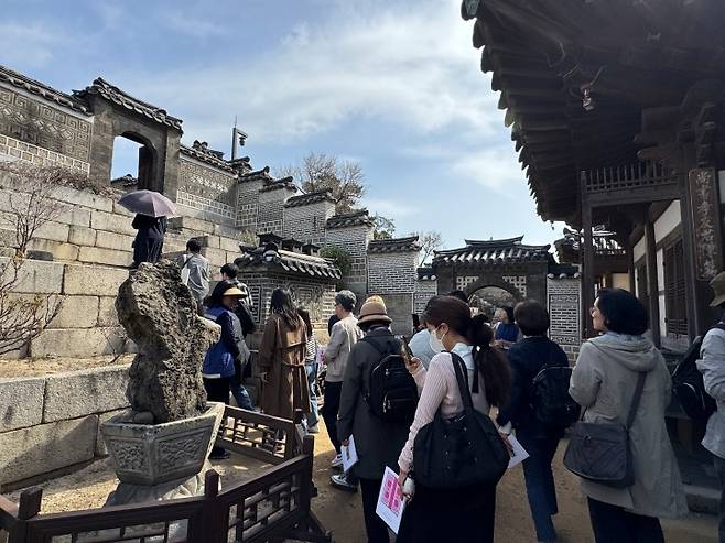 참가자들이 계단을 올라 상량정으로 향하는 모습
