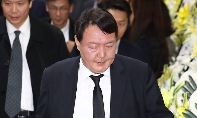 2019년 12월2일 윤석열 당시 검찰총장이 전 검찰 수사관 출신 백아무개 청와대 특감반원의 빈소를 조문한 뒤 굳은 표정으로 나오고 있다. 연합뉴스
