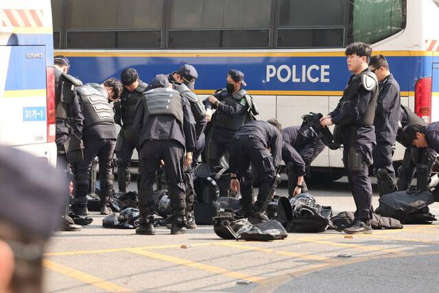 윤석열 대통령 탄핵심판 선고기일인 4일 오전 서울 종로구 안국역 일대에서 경력이 방호복을 착용하고 있다. 방호복을 착용한 채 경계 근무를 서고 있다. 김태형 기자 xogud555@hani.co.kr