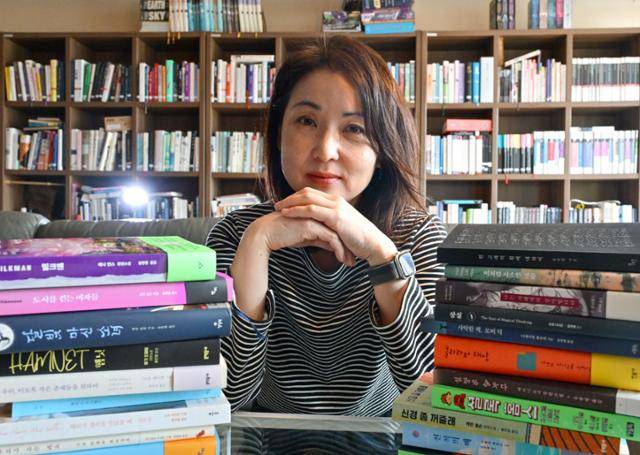 23년 차 번역가 홍한별씨가 지난달 25일 서울 마포구 자택에서 그동안 옮긴 번역서 90여 권과 함께 포즈를 취하고 있다. 최주연 기자