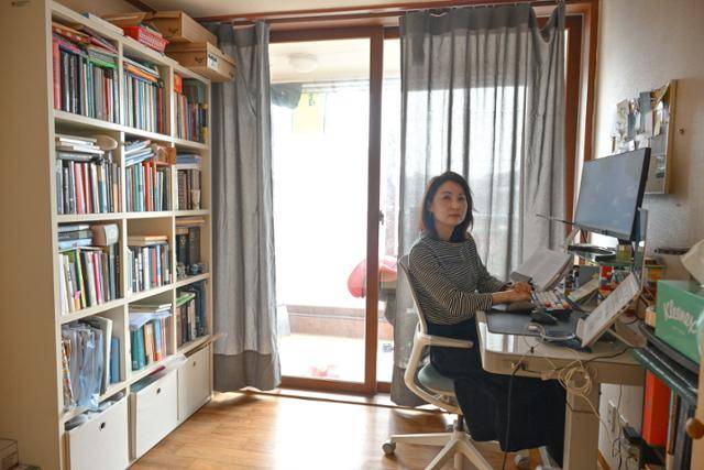 홍한별 번역가는 매일 오전 9시부터 오후 5시 30분까지 규칙적으로 일한다. 난도가 있는 책은 5쪽, 쉬운 책은 10쪽, 일일 작업 할당량을 정해놓았다. 그는 "이렇게 하루하루 쌓아야 일이 되더라"며 "오늘의 할 일을 끝냈다는 소소한 성취감도 좋다"고 했다. 최주연 기자