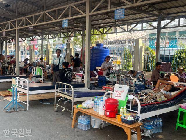 만달레이 종합병원의 병상들이 지진 여파로 야외에 놓여 있다. 만달레이(미얀마)=허경주 특파원