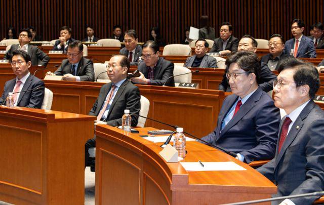 권영세 국민의힘 비상대책위원장과 권성동 원내대표를 비롯한 의원들이 4일 오후 서울 여의도 국회에서 열린 의원총회에 참석해 있다. 뉴스1