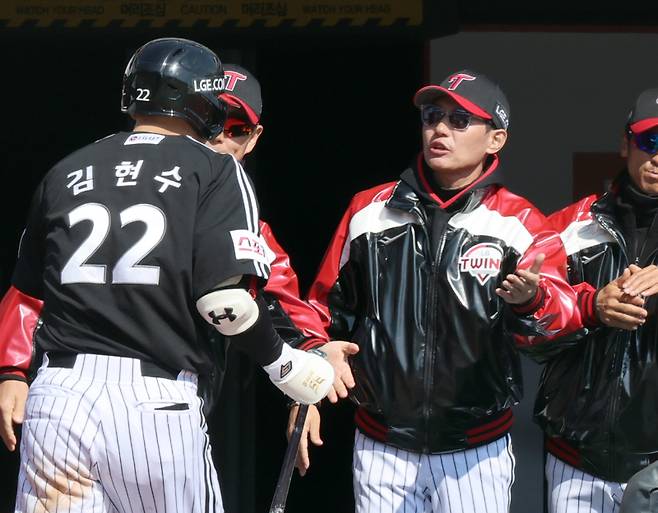 10일 오후 수원 KT위즈파크에서 열린 지난해 통합 우승팀 LG와 준우승팀 KT의 프로야구 시범경기. LG 김현수가 6회 우월 1점 홈런을날리고 염경엽 감독의 환영을 받고 있다. 수원=정시종 기자 capa@edaily.co.kr /2024.03.10.