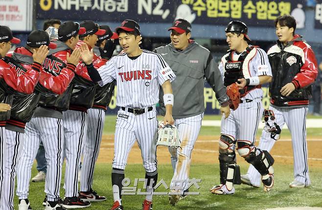 27일 오후 잠실야구장에서 열린 2025 프로야구 한화 와 LG 경기. LG가 2-1 승리했다. 경기종료후 선수들이 승리 세리머니를 하고 있다. 잠실=정시종 기자 capa@edaily.co.kr /2025.03.27.