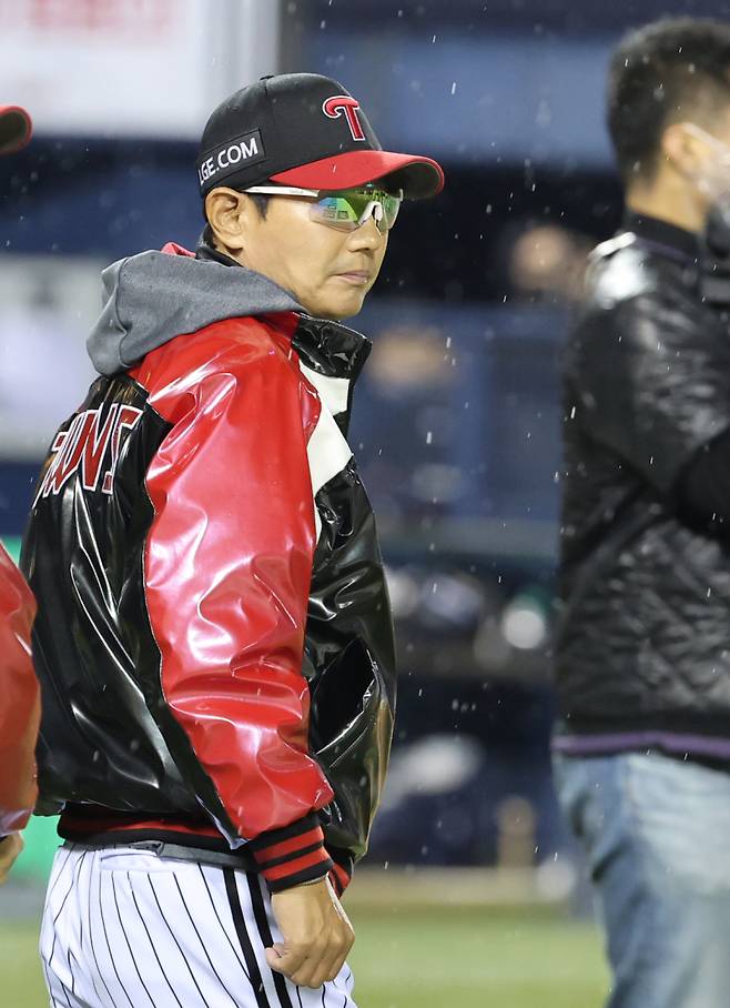 27일 오후 잠실야구장에서 열린 2025 프로야구 한화 와 LG 경기. LG가 2-1 승리했다. 경기종료후 염경엽 감독이 선수들을 바라보고 있다. 잠실=정시종 기자 capa@edaily.co.kr /2025.03.27.