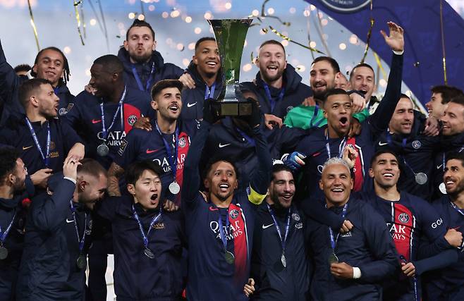 이강인(아랫줄 왼쪽 세 번째) 등 파리 생제르맹(PSG) 선수들이 4일 2023 트로페 데 샹피옹 정상에 오른 뒤 우승 세리머니를 하고 있다. AFP=연합뉴스&nbsp;