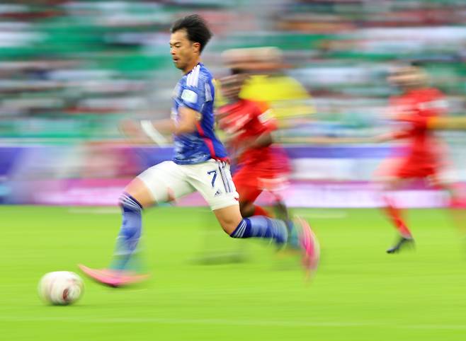 <yonhap photo-5098=""> 부상 복귀 미토마 훨훨 (도하=연합뉴스) 김도훈 기자 = 31일(현지시간) 카타르 도하 앗수마마 스타디움에서 열린 2023 아시아축구연맹(AFC) 아시안컵 16강전 바레인과 일본 경기. 부상에서 복귀해 이번 대회 처음으로 후반 교체 출전한 일본 미토마 가오루가 바레인 측면을 드리블로 돌파하고 있다. 2024.1.31 superdoo82@yna.co.kr/2024-01-31 22:21:59/ <저작권자 ⓒ 1980-2024 ㈜연합뉴스. 무단 전재 재배포 금지, AI 학습 및 활용 금지></yonhap>